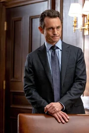 Nolan Price (Hugh Dancy).