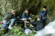 Die Jugendlichen in der Höhle, vier Freunde, ein riskantes Abenteuer: Conny (Casper von Bülow, l.), Leon (Tim Offerhaus, 2.v.l.), Roman (Jason Elvis Klare, 2.v.r.) und Nick (Timothy Scannell, r.). Roman ahnt nicht, dass die Höhle mehr als nur Geheimnisse birgt.