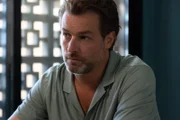 Max (Julian Looman) verhört einen Verdächtigen, der am Tatort gesehen wurde, aber vehement seine Unschuld beteuert.