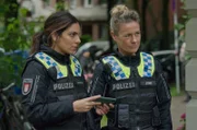 Isa (Lilli Hollunder, l.) und Franzi (Rhea Harder-Vennewald, r.) gehen einer Anzeige wegen Ruhestörung nach und bekommen als Beweis ein Handyvideo zu sehen.