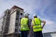 Zwei Baurbeiter stehen mit dem Rücken zur Kamera auf einer Baustelle während ServusTVs "TM Wissen" in Thailand am 24.11.2023