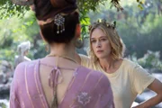 Miranda (Elen Rhys, r.) trifft auf Diana (Leonor Watling, l.), die "Mutter" der Frauen auf der Insel, und wird in die geheimnisvollen Regeln dieses abgeschiedenen Ortes eingeweiht.
