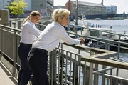 Am Anleger vor der Wache an der Spree sorgt sich Paula Sprenger (Sarina Radomski, l.) um Marlene Weber (Oska Melina Borcherding).