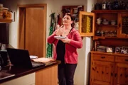 Monika (Christine Reimer) entdeckt das Haushalts-Yoga für sich.