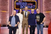 Moderator Kai Pflaume (M.) und seine Rateteam-Kapitäne Bernhard Hoëcker (l.) und Elton (r.) begrüßen in dieser Sendung die Schauspielerin und Fernsehmoderatorin Stephanie Stumph (2.v.l.) und ihren Vater, den Schauspieler und Kabarettisten Wolfgang Stumph (2.v.r.).