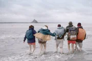 Im bild: Nach mehr als 300 Kilometern Fußmarsch ist es für Pilger ein besonderer Moment: der erste Blick auf den Mont-Saint-Michel. Majestätisch dominiert seine Silhouette die Bucht.