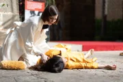 Während einer Wohltätigkeitsveranstaltung wird Brandi Fuster (Albane Courtois, r.) brutal erstochen. Ihre Schwägerin Catalina Fuster (Micaela Breque, l.) ist geschockt.