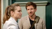 Svenja (Lea Marlen Woitack, l.) und Arthur (Vivian Frey, r.) schaffen es durch Missverständnisse nicht, sich zu versöhnen. Beide sind sich einig, dass alles zwischen ihnen ein Fehler war...