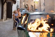 Miranda (Elen Rhys) und Max (Julian Looman) setzen alles daran, ein Fahrzeug mit einem Verdächtigen zu stoppen – doch plötzlich geht es in Flammen auf.