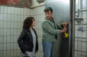Nils Sanchez (Enrique Fiß, r.) bereitet es mächtig Unbehagen, die Tür zum Kühlraum zu öffnen. Doch Kollegin Harry Möller (Maria Ketikidou, l.) will wissen, ob sich darin die Leiche befindet.