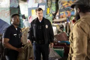 Officer Nolan (Nathan Fillion, M.) und Officer Thorsen (Tru Valentino, l.) unterstützen einen Einsatz zur Umsiedlung von Obdachlosen. Dort stoßen sie auf einen Mann (Komparse, r.), der eine Tasche bei sich hat, die ein Beweisstück in einem abgeschlossenen Mordfall sein könnte, dessen Leiche nie gefunden wurde.