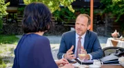 Markus (Timo Ben Schöfer, r.) sieht eine Chance, sich bei Sophia (Krista Birkner, l.) in ein gutes Licht zu rücken.