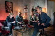 Leo Jung trifft der Verlust seiner Partnerin schwer. Einen Suizid schließt er aus. Von links: Leo Jung (Leo Meier) und Dirk Jung (Oliver Breite), Ina (Melanie Marschke) und Jan (Marco Girnth)