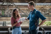 Am Tatort findet Kim (Amy Mußul, l.) einen Männer-Ring, der auch Moritz (Johannes Hendrik Langer, r.) gut steht.