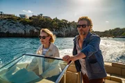 Miranda (Elen Rhys) und Max (Julian Looman) begeben sich mit dem Boot hinaus, um das Lösegeld für den entführten Alberto Alvarez zu finden.