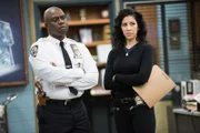 Captain Ray Holt (Andre Braugher, l.); Rosa Diaz (Stephanie Beatriz, r.)