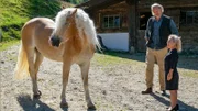 Der Bergdoktor Staffel 16 Wer wir sind – Teil 2 Pferd, Mann und Frau: Götz Otto als Wolfram Gessner, Christine Urspruch als Andrea Hoffmann