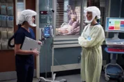 Erschwerte Kommunikation: Caterina Scorsone als Dr. Amelia Shepherd, Kim Raver als Dr. Teddy Altman