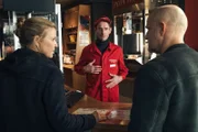 Die Tatwaffe führt Vera Lanz (Katharina Böhm, l.) und Robert Heffler (Jürgen Vogel, r.) zu Ex-Häftling Thorsten Handke (Max Mayer, M.). Der gibt vor, sich rehabilitiert zu haben.