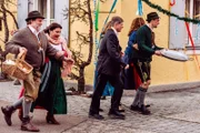 Die Frauen beschließen, ihren Männern eine Retourkutsche zu verpassen. Von links: Benedikt Stadlbauer (Andreas Geiss), Monika Vogl (Christine Reimer), Roland Bamberger (Horst Kummeth), Annalena Brunner (Heidrun Gärtner) und Mike Preissinger (Harry Blank).