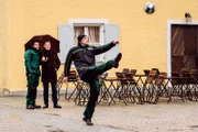 Mike macht einen grandiosen Schuss. Von links: Florian Brunner (Tommy Schwimmer), Roland Bamberger (Horst Kummeth) und Mike Preissinger (Harry Blank).
