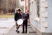 Die Männer ziehen dank der Brauch-Ausrede gut gelaunt durchs Dorf. Von links: Benedikt Stadlbauer (Andreas Geiss), Mike Preissinger (Harry Blank), Florian Brunner (Tommy Schwimmer) und Roland Bamberger (Horst Kummeth).