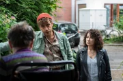 Nils Sanchez (Enrique Fiß, M.) und Harry Möller (Maria Ketikidou, r.) haben den Verdacht, dass die Rollstuhlfahrerin ihnen etwas verschweigt.