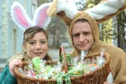 Osterhase Florian verteilt mit Sarah Ostereier an die amüsierten Lansinger. Von links: Sarah Brandl (Sophie Reiml) und Florian Brunner (Tommy Schwimmer).