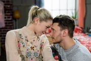 Marie (Cheyenne Pahde) versucht, ihr schlechtes Gewissen wegzuschieben und sich auf ihr Familienglück mit Ronny (Bela Klentze) zu konzentrieren.