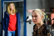 Diana (Tanja Szewczenko, l.) ist irritiert und bekommt einen schrecklichen Verdacht, als Marie (Cheyenne Pahde) sich Vorwürfe macht.