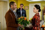Der Streit mit Christoph (Lars Korten, M.) tritt in den Hintergrund, als Richard (Silvan-Pierre Leirich) und Simone (Tatjana Clasing) sich wiedersehen.