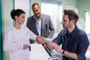 Als Pauline (Maike Johanna Reuter) für einen Spendenaufruf wirbt, lassen auch Richard (Silvan-Pierre Leirich, M.) und Damian (Christian Feist) ihr Blut testen - mit ungeahnten Folgen.