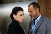 Simone (Tatjana Clasing) lässt sich von Richard (Silvan-Pierre Leirich) überreden, sich bis auf weiteres auf Christophs Bedingungen einzulassen.