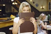 Oh Schreck! Anna (Jeanette Biedermann) möchte sich am liebsten verstecken, denn Katja kommt mit ihren neuen Kollegen von Broda & Broda ins Restaurant.