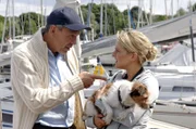 Anna (Jeanette Biedermann, r.) bringt den Hund des Yachtbesitzers (Matthias Dittmer, l.) zurück und kommt mit diesem ins Gespräch.