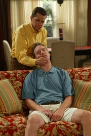 Alan Harper (Jon Cryer, l.); Dr. Greg Melnick (Ryan Stiles, r.)
