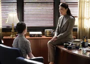 Sheldon Cooper (Iain Armitage, l.); Dr. Lee (Ming-Na Wen, r.)