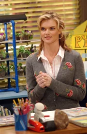 Charlie versucht Jake vor dem Schulverweis zu retten, indem er sich an seine Lehrerin (Missi Pyle) heranmacht -mit Erfolg ...