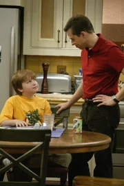 So gerissen wie Jake (Angus T. Jones, l.) ist, findet er immer eine neue Möglichkeit, Alans (Jon Cryer, r.) pädagogische Bemühungen zu unterlaufen ...