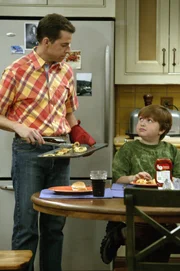 Alan (Jon Cryer, l.) versucht, Jake (Angus T. Jones, r.) beizubringen, dass es besser ist die Hausaufgaben schon Freitagabends zu machen, damit er das restliche Wochenende genießen kann ...