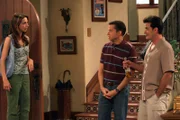 Judith (Marin Hinkle, l.) ist erstaunt, als sie hört, dass Alan (Jon Cryer, M.) und Charlie (Charlie Sheen, r.) eine Party für Evelyn veranstalten wollen ...
