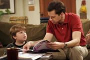 Jakes (Angus T. Jones, l.) Noten in der Schule lassen zu wünschen übrig, doch er ist keiner Ausrede verlegen, um einer Strafe von Alan (Jon Cryer, r.) zu entkommen ...
