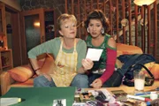 Auf nicht eben subtile Art spricht Helga (Ulrike Mai, l.) das Thema Baby gegenüber Yvonne (Bärbel Schleker, r.) an - und zeigt ihr Fotos von Lisa als Kleinkind.