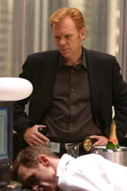 Wieder einmal hat es Lt. Horatio Caine (David Caruso, hinten) mit einem grausamen Mord zu tun ...