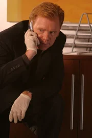 Horatio (David Caruso) wird von seiner Vergangenheit eingeholt, als die alte Freundin seines verstorbenen Bruders, Suzie Barnam, auftaucht.