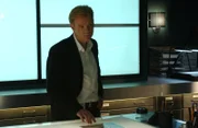 Horatio Caine (David Caruso) lässt sich von seinen Kollegen die bisherigen Beweisstücke zeigen.