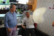 Von den Fähigkeiten des Koches ist sogar Frank Rosin (l.) begeistert ...