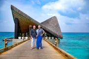 Amazing Hotels - Joali, Malediven. Die Moderatoren Monica Galetti und Rob Rinder auf den Malediven.