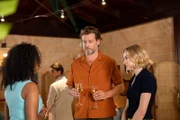 Während Melissas (Elèna Gyasi, l.) Konzert machen Max (Julian Looman, 2.v.r.) und Miranda (Elen Rhys, r.) eine entscheidende Beobachtung, die ihre Ermittlungen zum Diebstahls im Resort einen großen Schritt voranbringt.