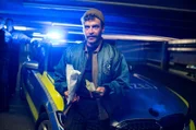 Ende eines erfolgreichen Einsatzes: Nils Sanchez (Enrique Fiß) hält den Umschlag mit dem Bestechungsgeld in der Hand.